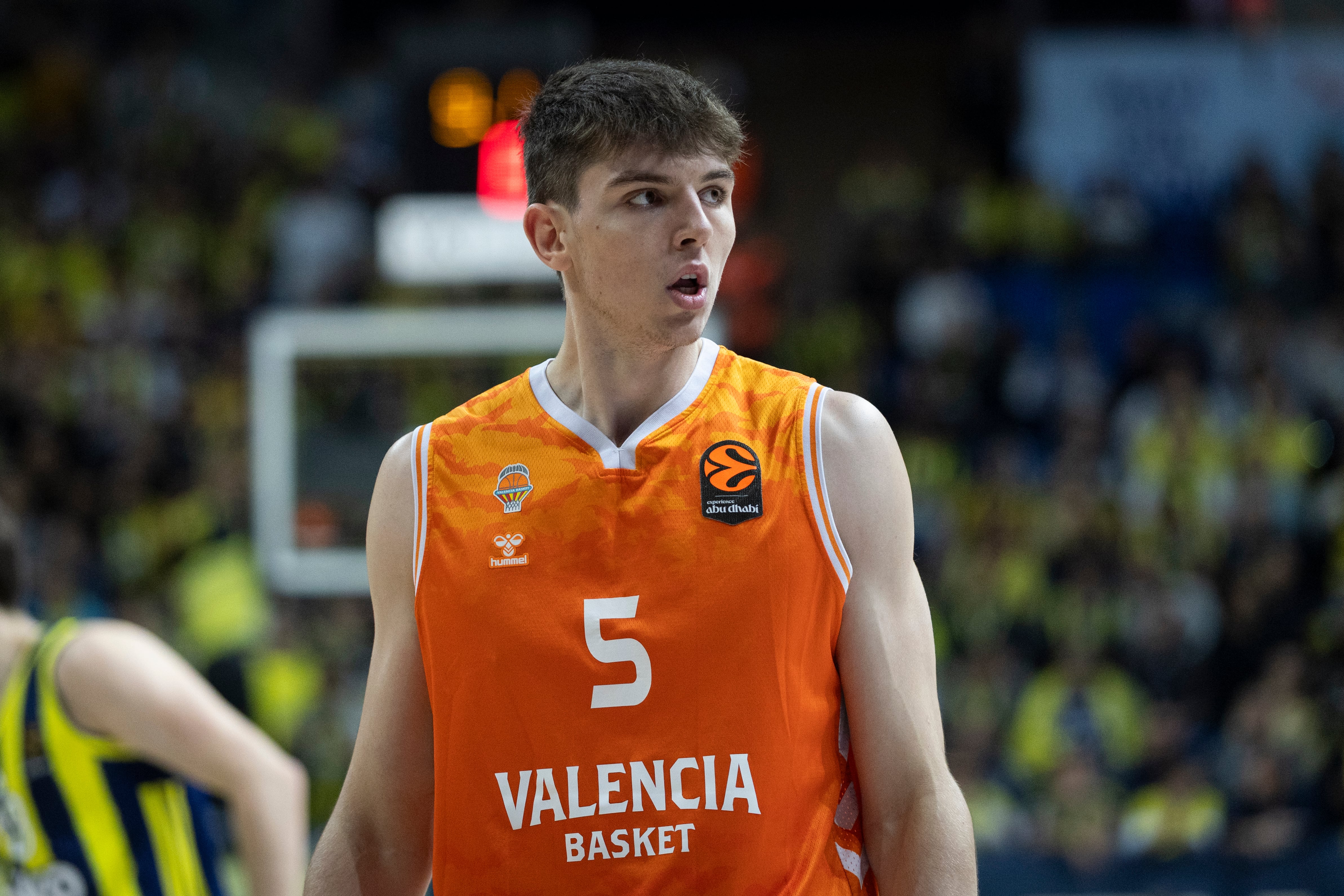 Sergio de Larrea en el partido de Euroleague 2025/2026 entre el Fenerbahce Beko Istanbul y el Valencia Basket