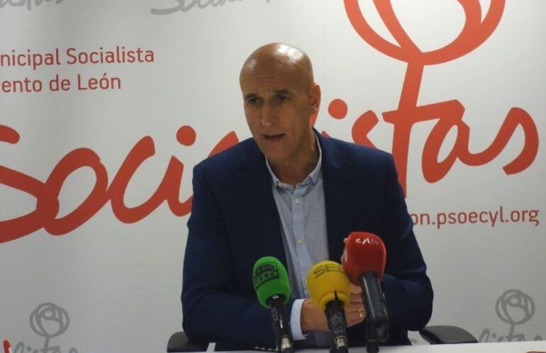 El portavoz del PSOE José Antonio Díez durante una rueda de prensa 