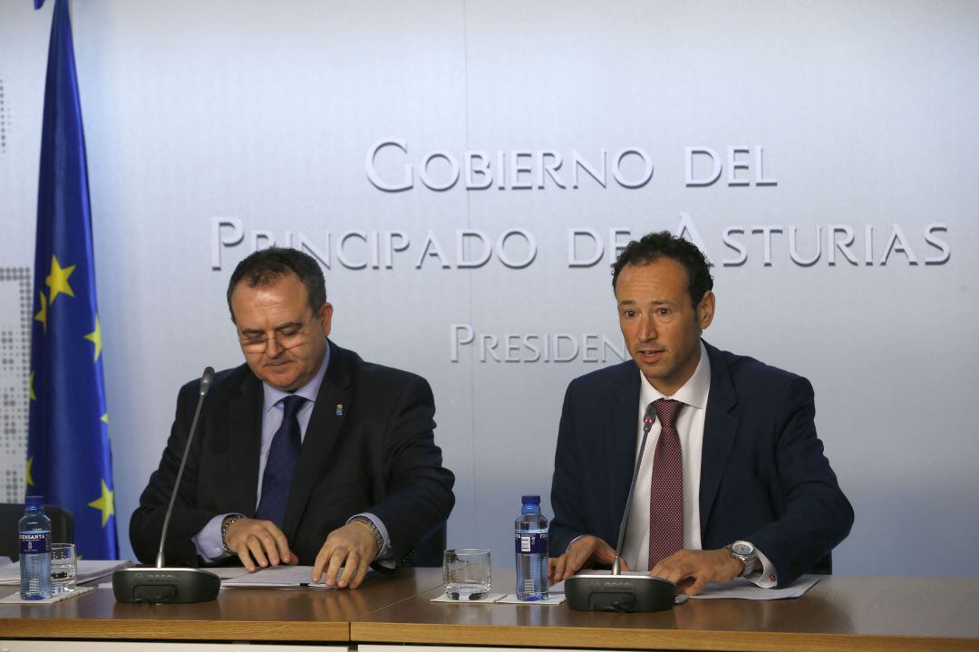 Los consejeros Pola (a la izquierda) y Martínez no han ocultado su contrariedad pro la interpretación de la ministra sobre el recorte de producción en Arcelor.