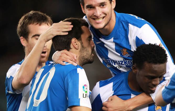 Los jugadores de la Real Sociedad celebran el gol de Xabi Prieto ante el Granada durante el partido de ida de los dieciseisavos de final de la Copa del Rey