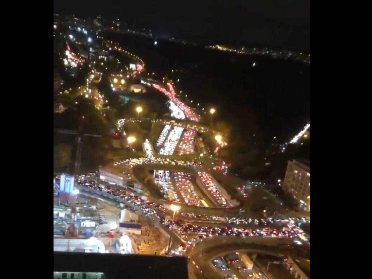 El colosal atasco que formaron miles de franceses en París horas antes del inicio del confinamiento
