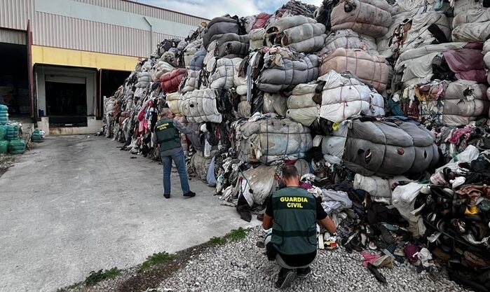 Residuos textiles acumulados ilegalmente en un vertedero de La Línea de la Concepción