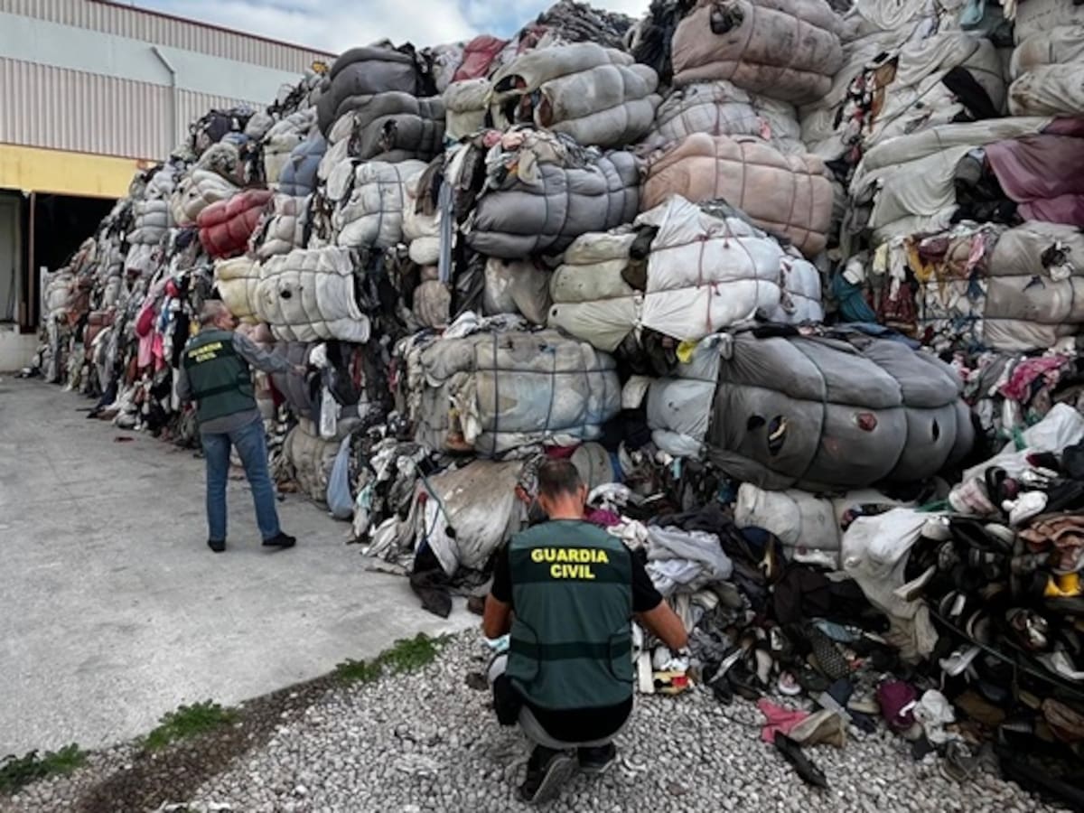 Investigados en San Roque y La Línea por acumular más de 2.000 toneladas de residuos textiles de África