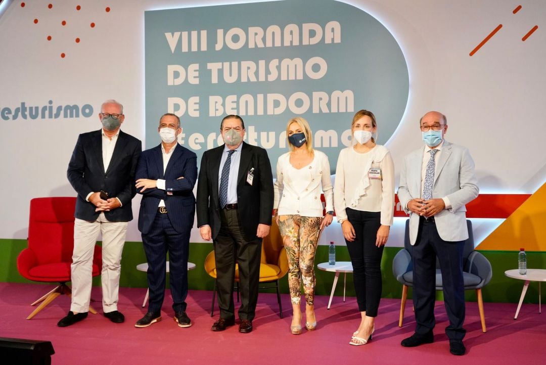 Apertura de la VIII Jornada de Turismo en Benidorm, con los presidentes de las organizaciones colaboradoras.