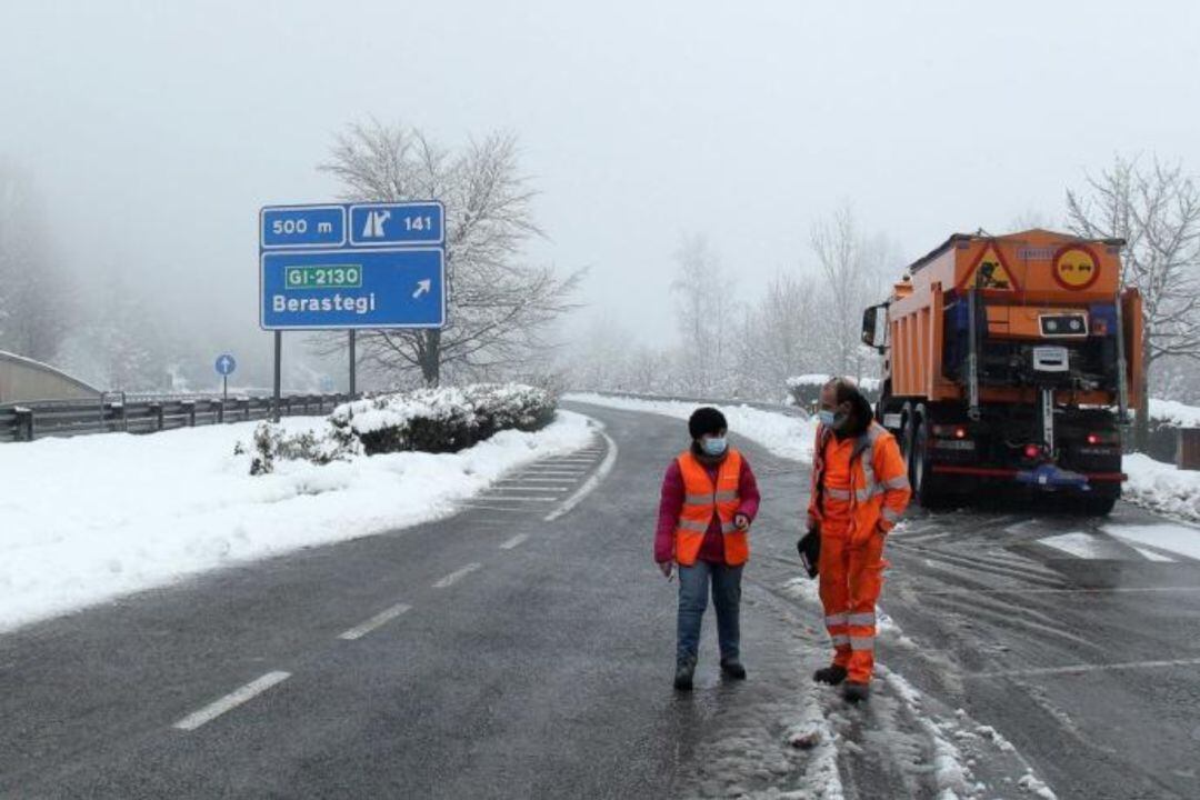 Imagen de la A-15 con nieve en Berastegi