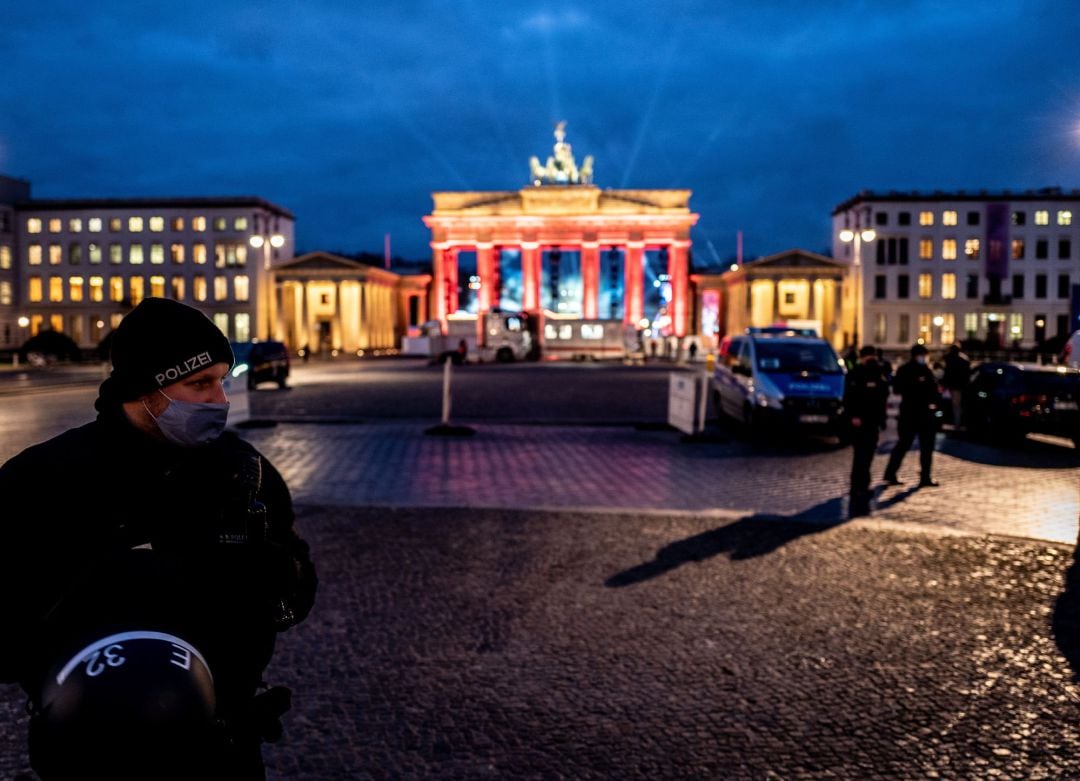 Agentes de policía cerca de la Puerta de Brandemburgo, en Berlín