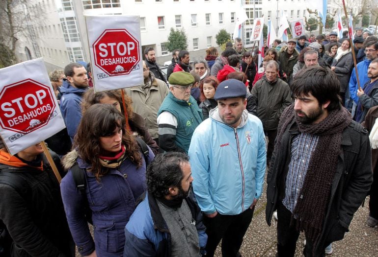 GRA104. Santiago de Compostela, 28/01/2015.- La plataforma Stop Desahucios protagoniza una acción reivindicativa delante de los juzgados compostelanos con motivo de la celebración de un juicio contra algunos miembros de este movimiento que se desplazaron a Aríns el pasado septiembre para intentar paralizar un desalojo. EFE/Xoan Rey