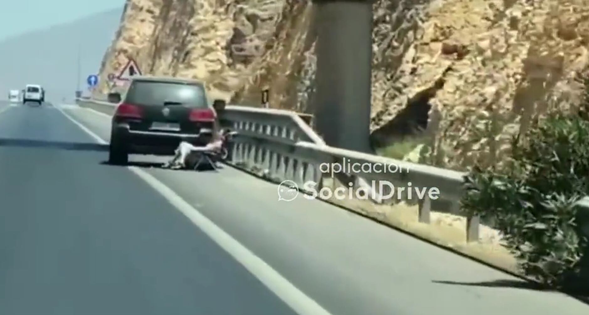 La mujer tomando el sol.