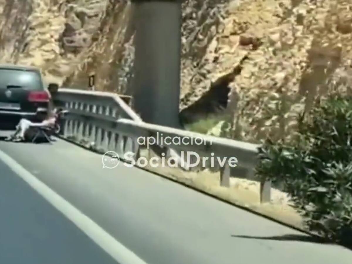 Denunciada por tomar el sol en una tumbona en el arcén de la A-7 tras averiarse su coche