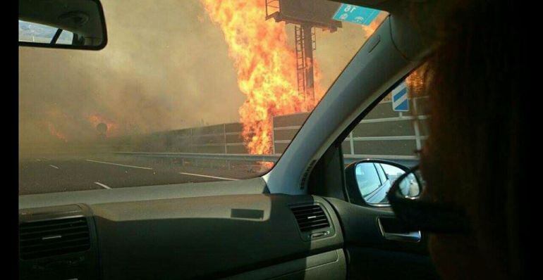 Imagen del incendio en Benahavís (Málaga) captada por Protección Civil de Estepona