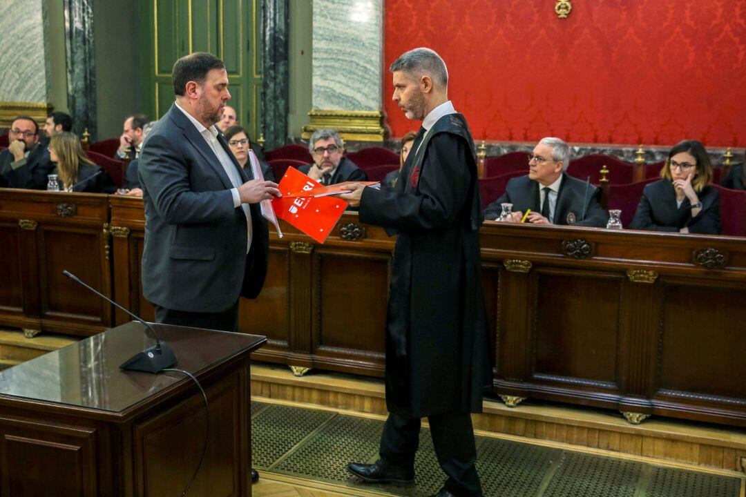 El exvicepresidente catalán Oriol Junqueras el pasado 12 de febrero en una de las sesiones del juicio del procés en el Tribunal Supremo recoge documentación de manos de su abogado Andreu van den Eynde.