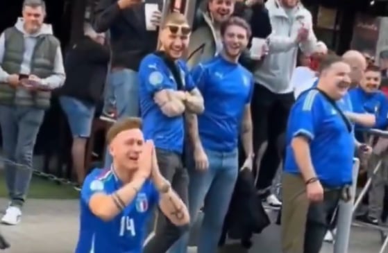 Un aficionado italiano antes del partido de la Eurocopa entre Italia y Albania