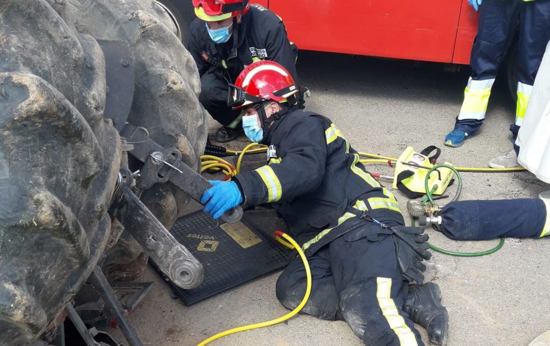 Los bomberos han tenido que excarcelar a este hombre de 53 años, que había quedado atrapado bajo su tractor 