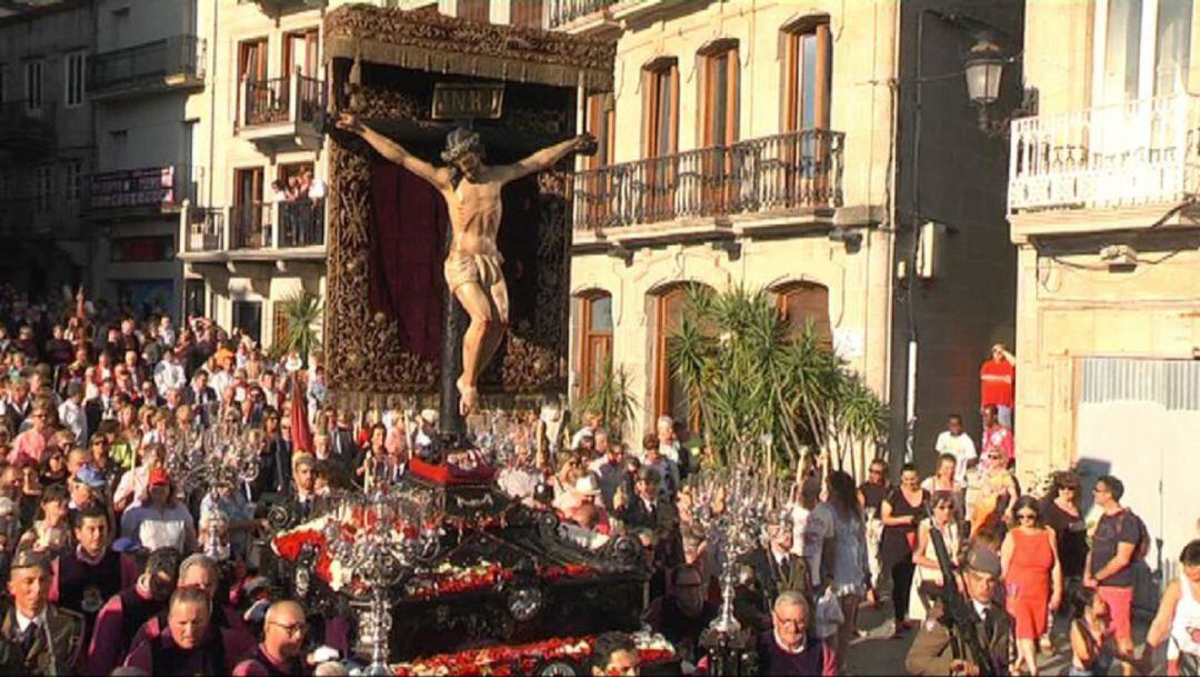 Imagen de la procesión de 2019 pasando por Praza do Berbés