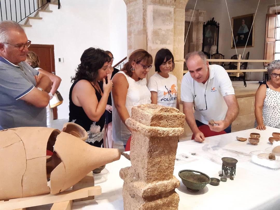 La vicepresidenta del Consell de Mallorca, Bel Busquets, junto a los hallazgos de la ciudad romana de Pollentia en Alcudia