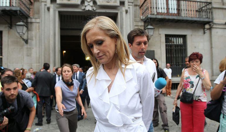 La candidata del PP a la Comunidad de Madrid, Cristina Cifuentes, a su salida de la capilla ardiente de Pedro Zerolo.