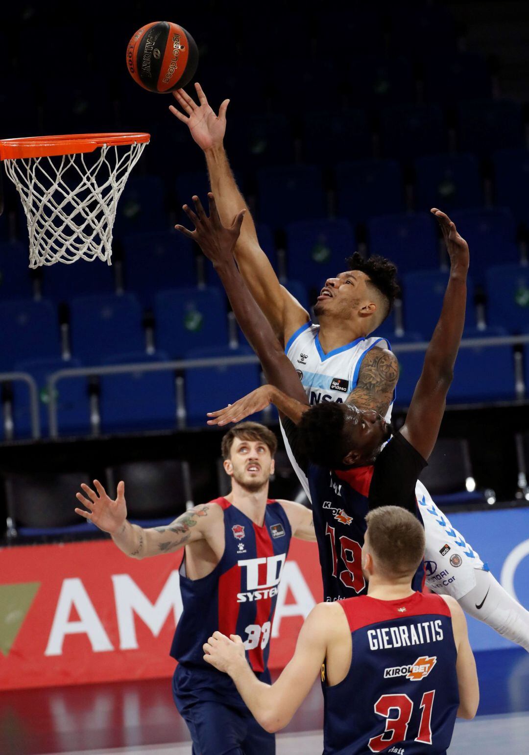 Echenique entra a canasta ante la oposición de dos jugadores de Baskonia