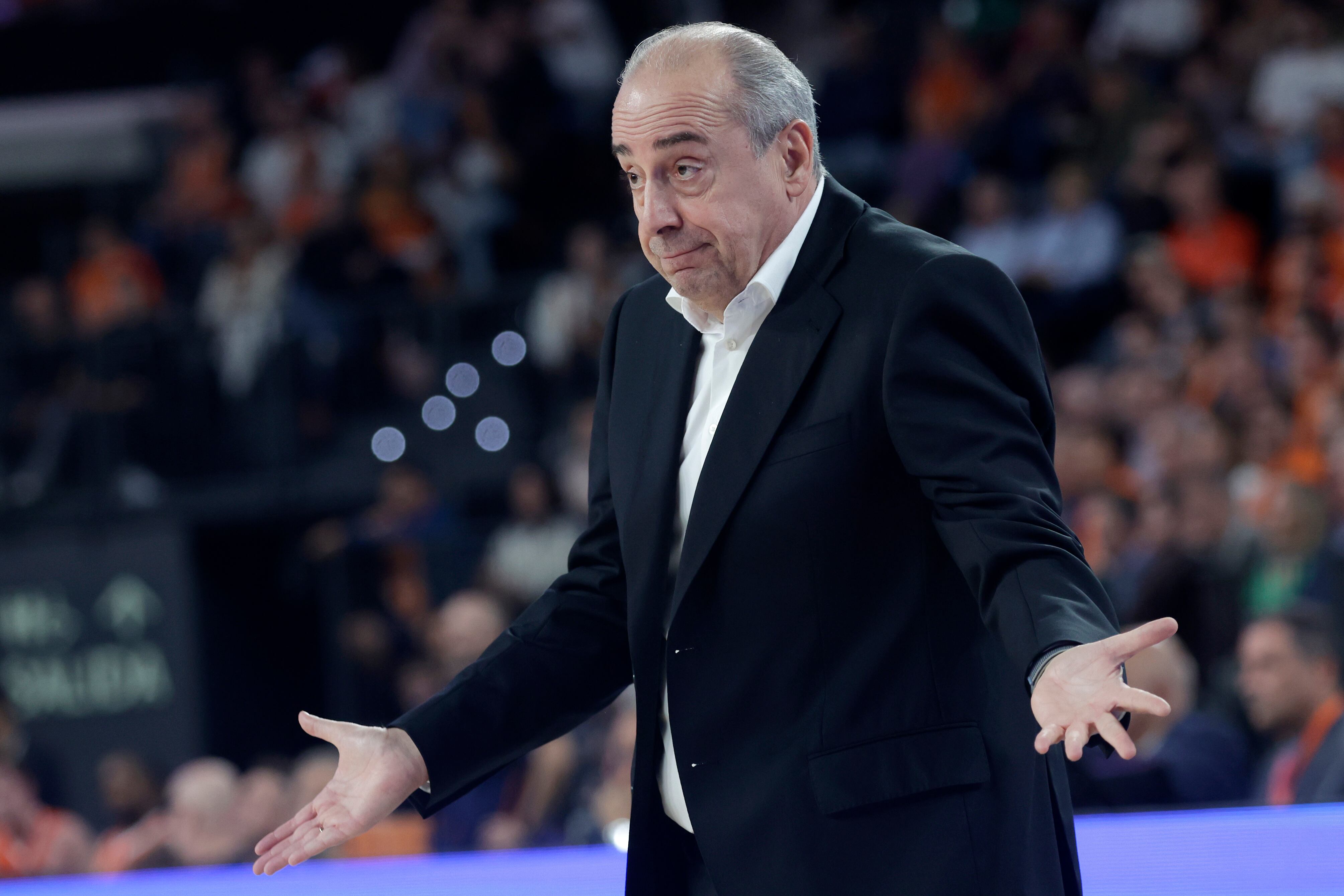 VALENCIA, 16/11/2025.- El entrenador Txus Vidorreta durante el partido de baloncesto correspondiente a la jornada 7 de la Liga Endesa, disputado esete domingo en el pabellón Roig Arena de Valencia. EFE/Miguel Ángel Polo