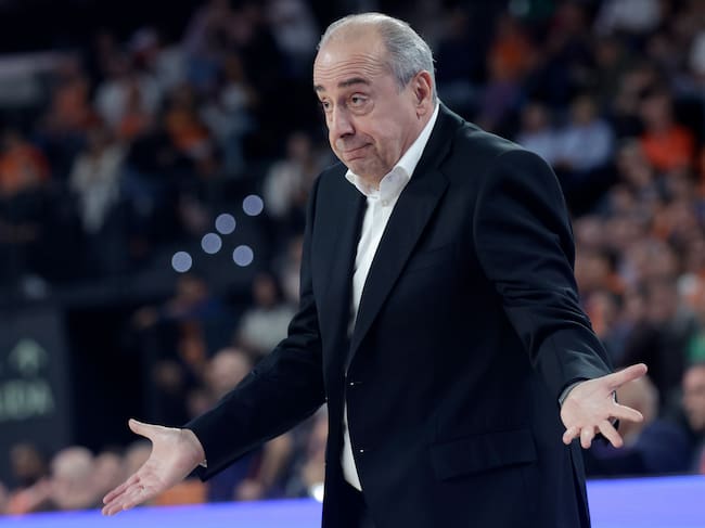 VALENCIA, 16/11/2025.- El entrenador Txus Vidorreta durante el partido de baloncesto correspondiente a la jornada 7 de la Liga Endesa, disputado esete domingo en el pabellón Roig Arena de Valencia. EFE/Miguel Ángel Polo