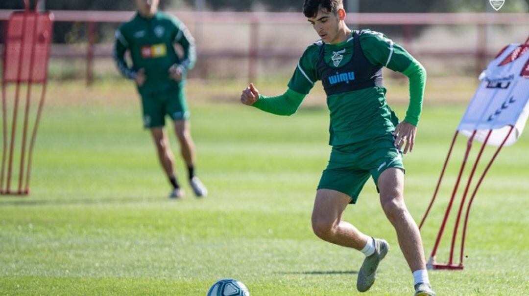 Gonzalo Villar en acción en un entrenamiento con el Elche