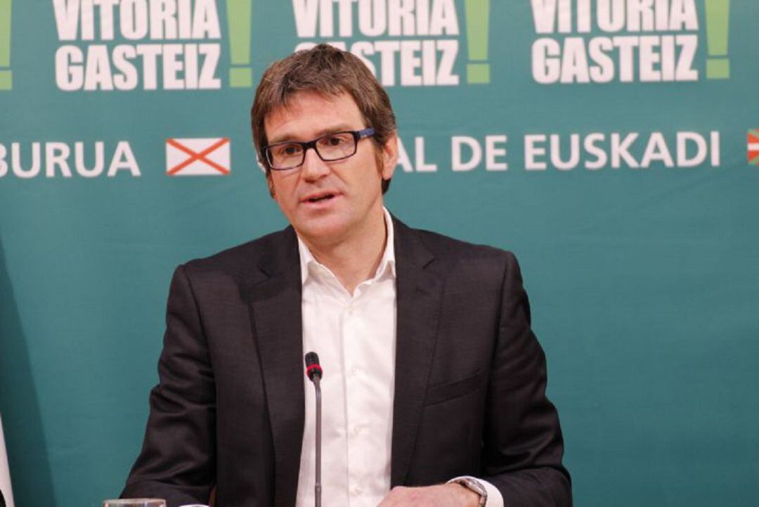 Gorka Urtaran durante una comparecencia en el Ayuntamiento de Vitoria