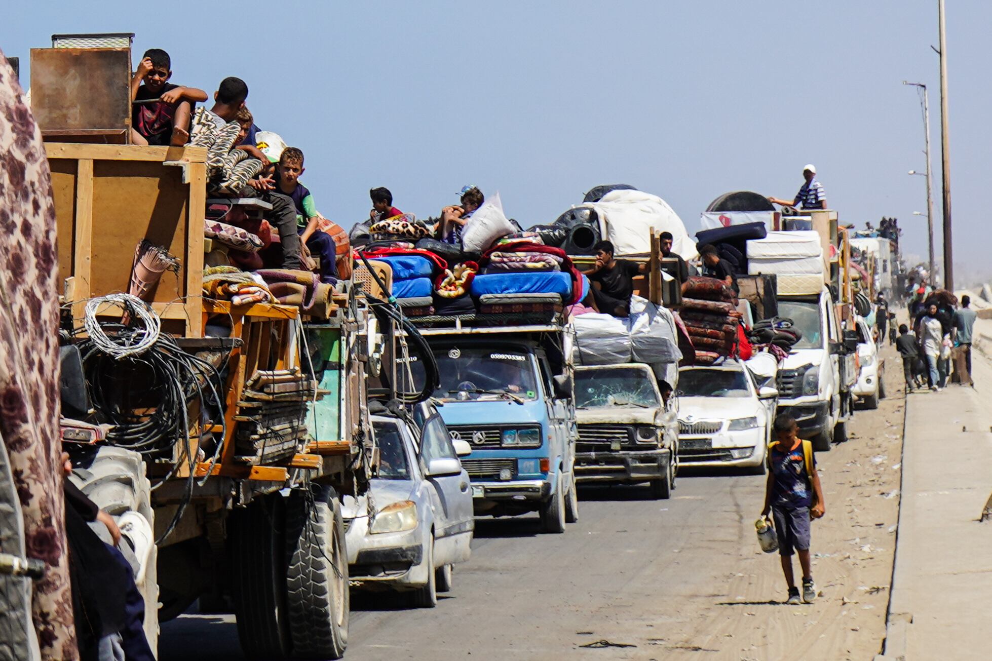 Los palestinos intentan escapar de la Ciudad de Gaza. (Photo by Anas Zeyad Fteha/Anadolu via Getty Images)