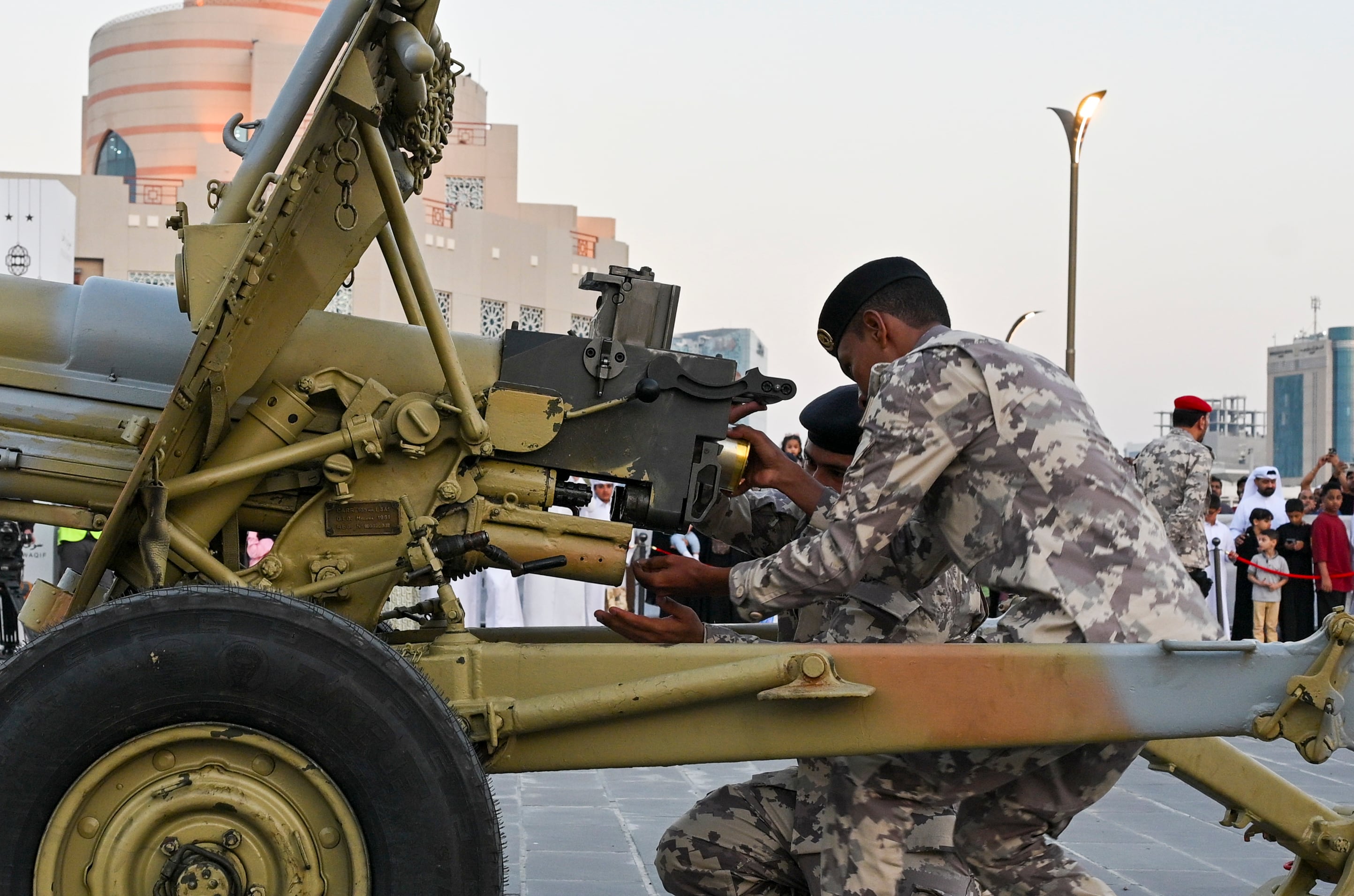 Bajo fuego iraní y dependientes de las armas de EEUU: Arabia y Catar necesitan a Trump para defenderse