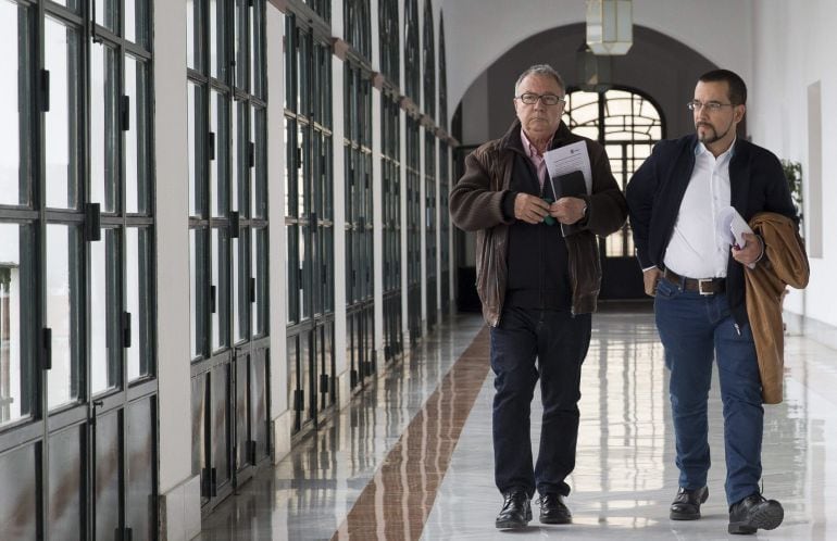 El secretario de Organización de Podemos, Sergio Pascual (d) y el economista Manuel Garí (i), a su llegada esta mañana al Parlamento de Andalucía en Sevilla, donde se han reunido con el PSOE para hablar de la composición de los órganos de la Cámara y de la investidura de Susana Díaz como presidenta de la Junta de Andalucía.