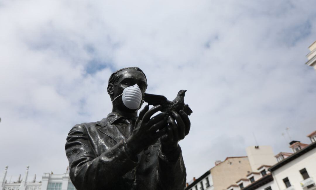 Estatua de Federico García Lorca con una mascarilla en la Plaza de Santa Ana.