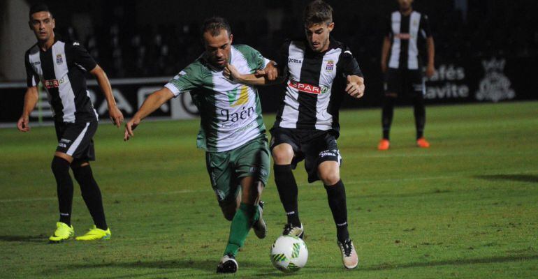 Dos jugadores pelean por un balón durante el partido disputado en el Cartagonova