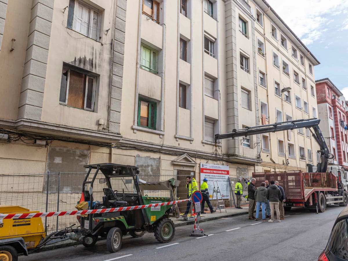 Torrelavega inicia la rehabilitación integral de un edificio para crear 12 viviendas públicas de alquiler asequible