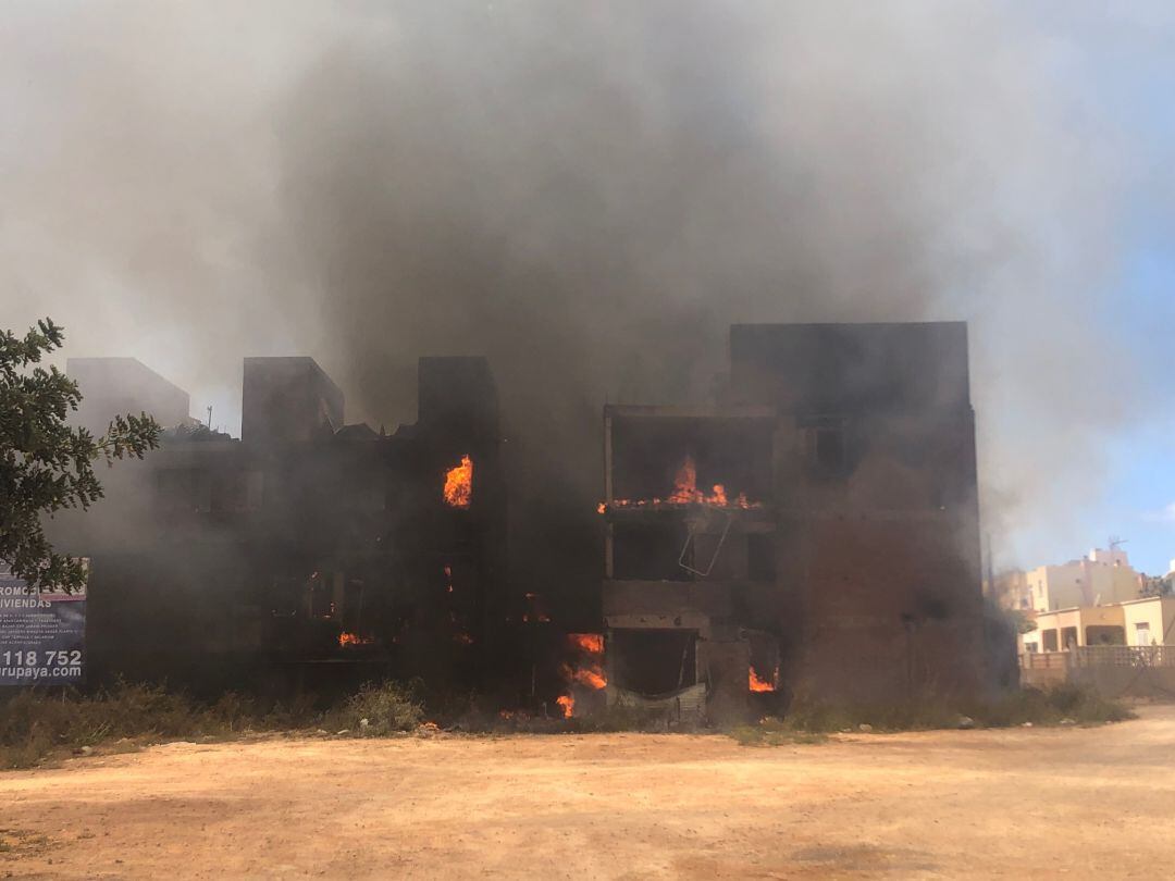 El edificio ha quedado totalmente calcinado