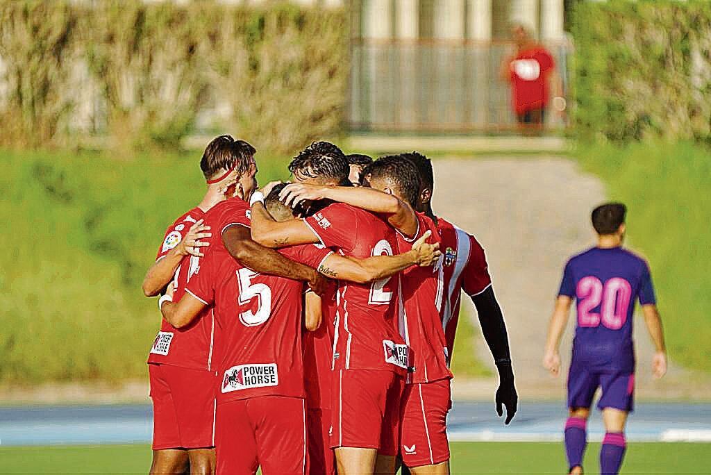 Los jugadores rojiblancos celebran el único tanto del encuentro.
