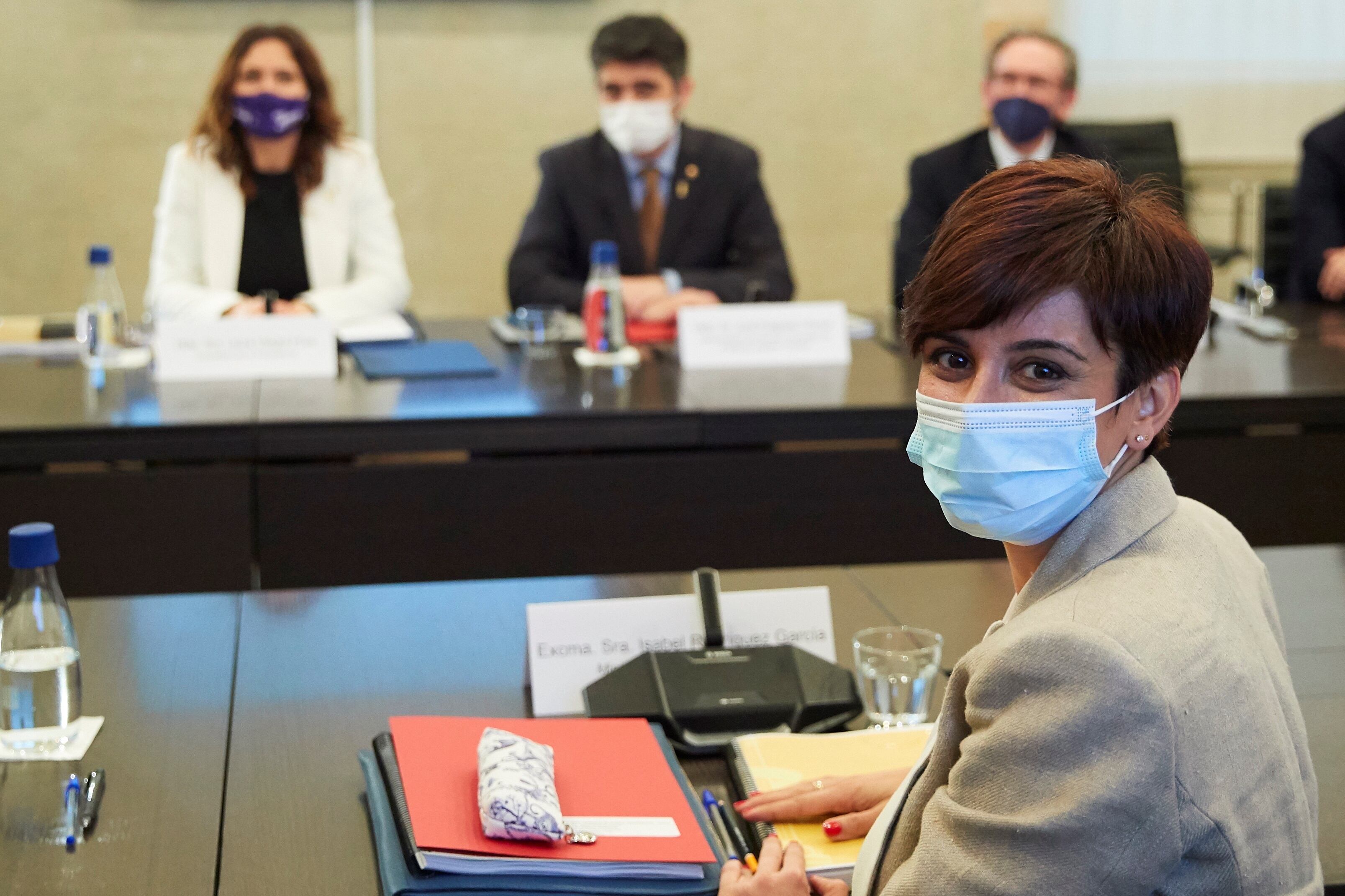 La ministra de Política Territorial, Isabel Rodríguez (d) y la consellera de la Presidencia, Laura Vilagrà  (i) durante la reunión de la Comisión Bilateral Estado-Generalitat de este viernes en el Palau de la Generalitat en Barcelona.