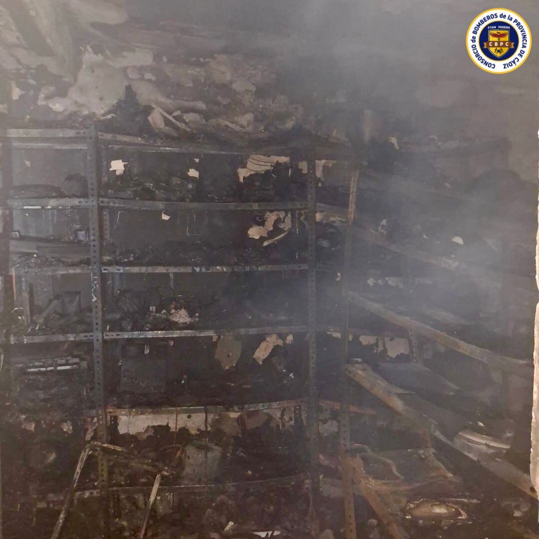 El fuego ha calcinado una de las habitaciones de la vivienda