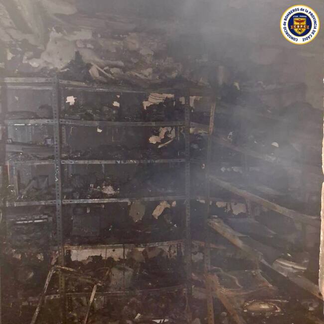 El fuego ha calcinado una de las habitaciones de la vivienda