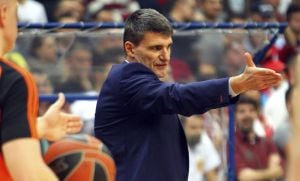 KOC01 BELGRADO (SERBIA), 30/10/2014.- Velimir Perasovic, entrenador del Valencia Basket, da instrucciones a sus jugadores durante el partido de la Euroliga de baloncesto que enfrentó a su equipo contra el Estrella Roja en Belgrado, Serbia, hoy, jueves 30 de octubre de 2014. EFE/Koca Sulejmanovic