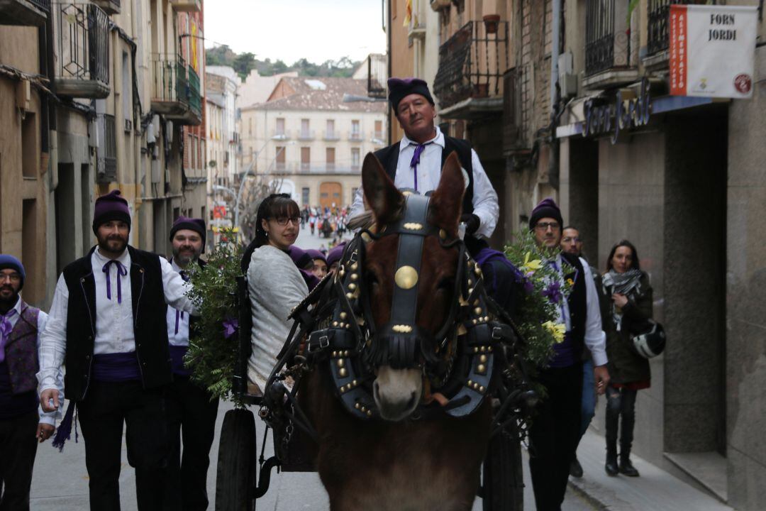 L'encamisada de Falset, una de les variacions de la festa de Sant Antoni Abat.