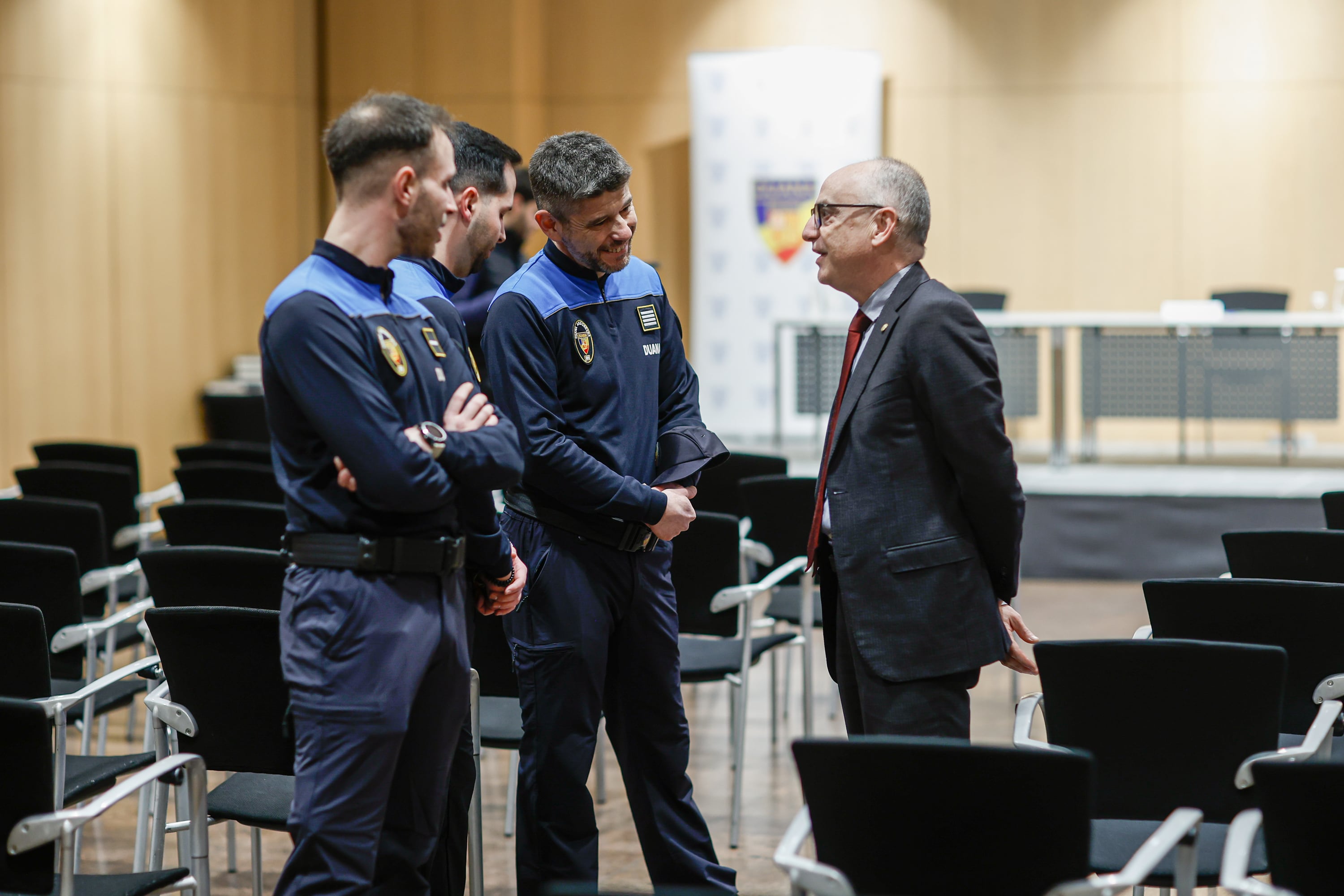 El ministre de Finances, Ramon Lladós, conversa amb alguns agents de Duana durant la celebració de la diada del cos.