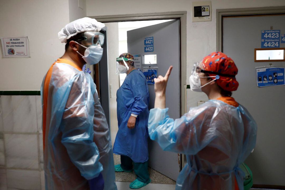 Dos sanitarios conversan en una de las tres unidades de hospitalización con pacientes con Covid aún operativas en el área de medicina interna del Hospital Gregorio Marañón de Madrid. 