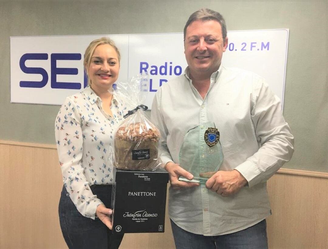 Juanfran Asencio y Juani Navarrete en el estudio de Radio Elda SER mostrando sus &quot;trofeos&quot;.