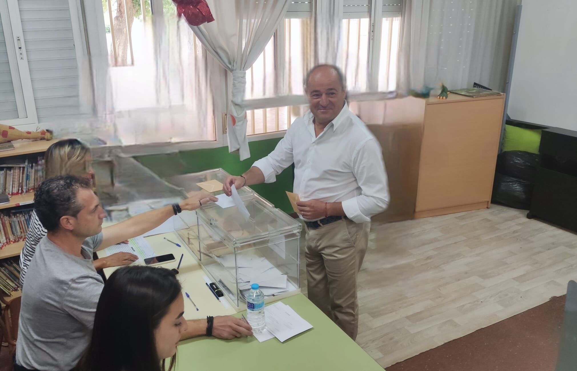 Emilio Sáez, votando este 23J