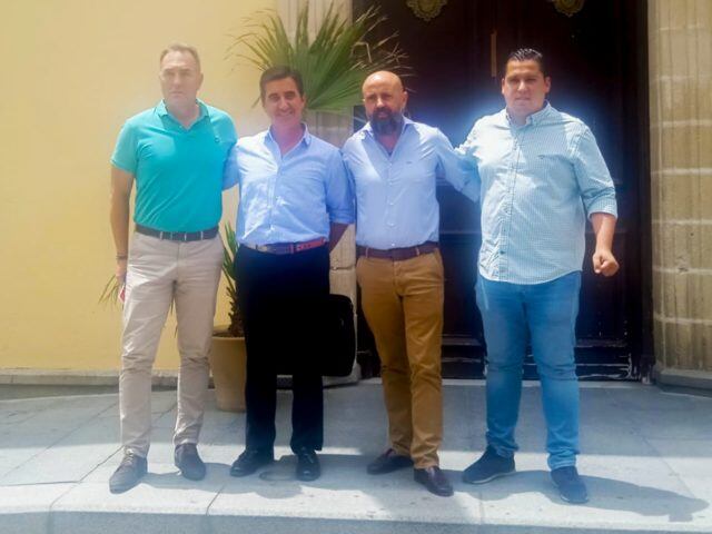 Dirigentes del Xerez CD a las puertas del Ayuntamiento