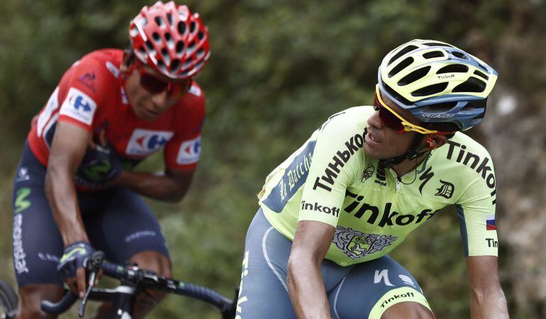 Alberto Contador (d), y el colombiano Nairo Quintana (i) durante la decimoquinta etapa de la Vuelta Ciclista a España 2016, que terminó en Aramón Formigal.