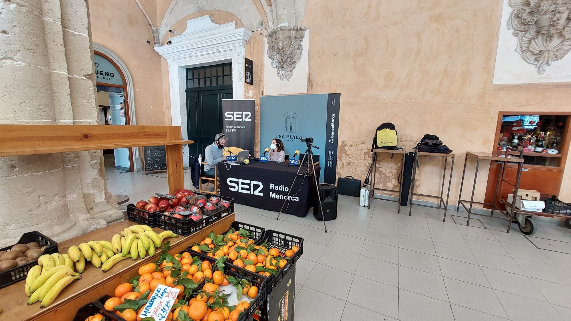 Puestos de venta y la radio en directo