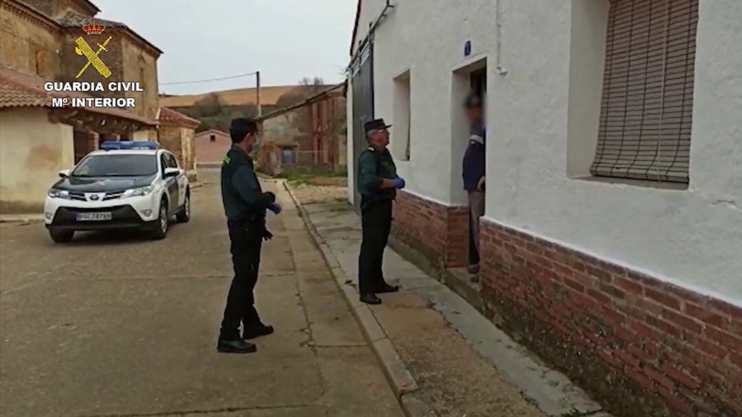 Guardia Civil visitando a familias en zonas rurales. 