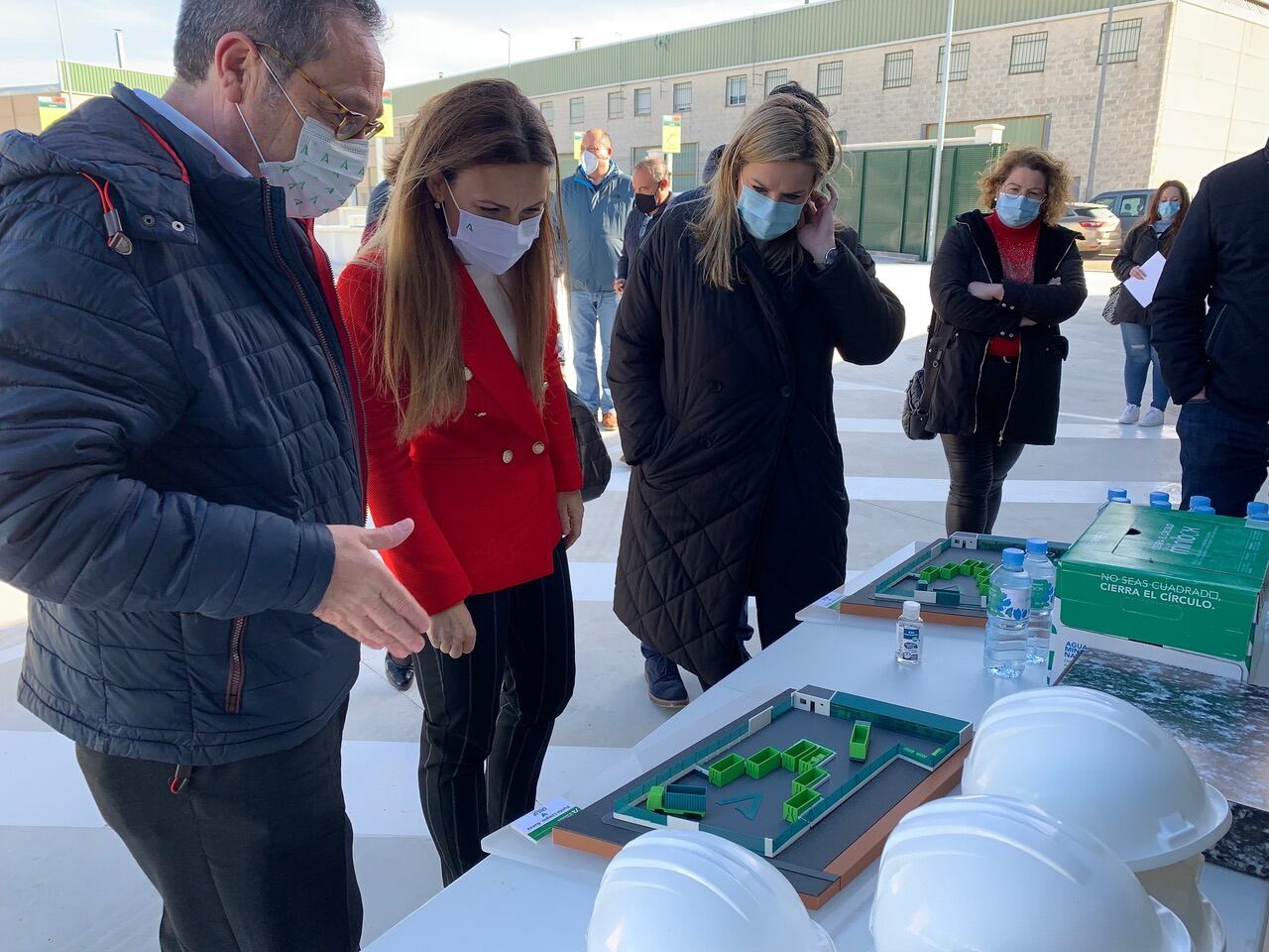 L delegada de Desarrollo Sostenible, María José Lara, en el centro con la alcaldesa de Baeza, Lola Marín y Luis Gabriel Viñas, jefe de servicio de Prevención y Control Ambiental de la Consejería de Medio Ambiente de la Junta de Andalucía.