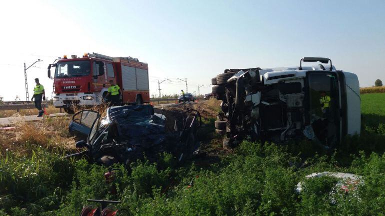 Como consecuencia del choque frontal los dos vehículos se han salido de la vía