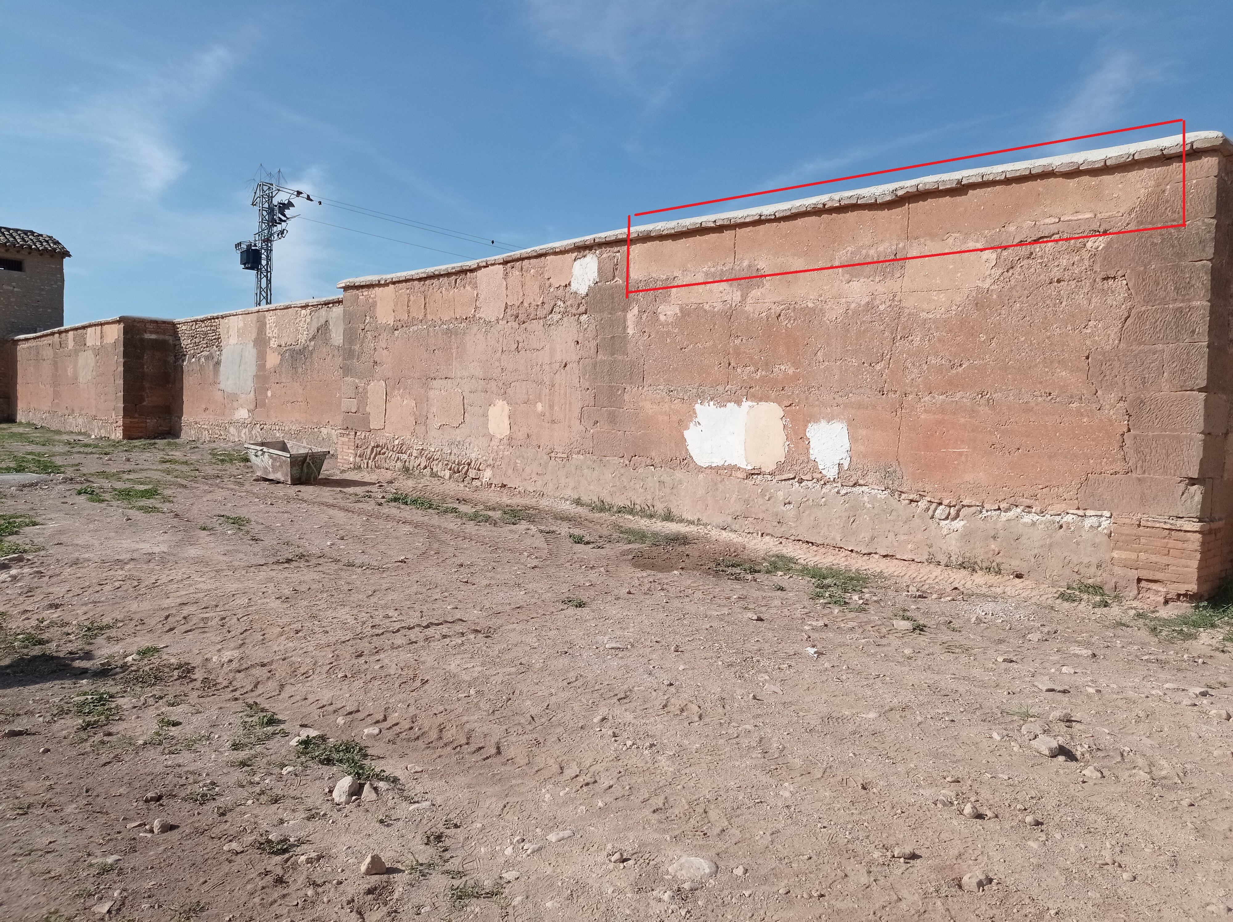 Obras de mejora en un muro de la Cartuja