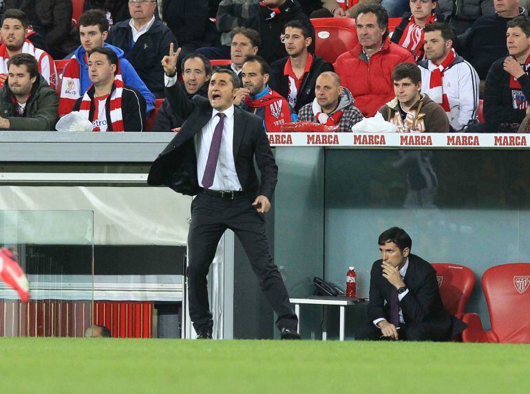 GRA504. BILBAO, 28/04/2015.- El técnico Ath. de Bilbao, Ernesto Valverde, durante el encuentro correspondiente a la jornada 34 de Primera División, que han disputado esta noche frente a la Real Sociedad en el estadio de San Mamés. EFE/Luis Tejido.